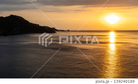 青海島の海に沈む夕日と黄金色の海面 青海島の海に沈む夕日と黄金色の海面 139240189