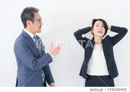 喧嘩するビジネスマンたち 喧嘩するビジネスマンたち 139240402