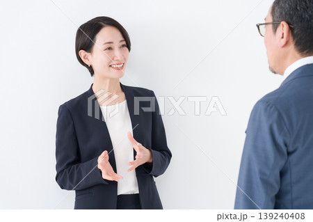 会話するビジネスマンたち 会話するビジネスマンたち 139240408