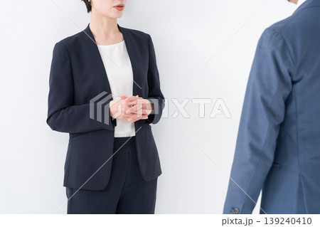 会話するビジネスマンたち 139240410
