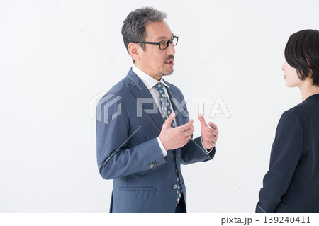 会話するビジネスマンたち 139240411