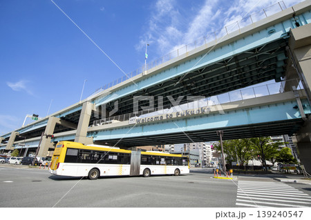 福岡都市高速道に表示されたアジアハイウエーの標識と西鉄の連結バス 139240547