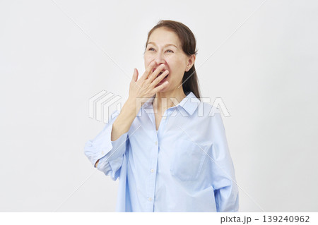 白背景で驚き叫ぶ女性 白背景で驚き叫ぶ女性 139240962