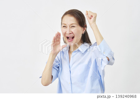白背景で応援する女性 左向き 白背景で応援する女性 左向き 139240968