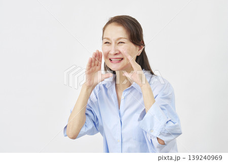 白背景で呼びかける女性 左向き 白背景で呼びかける女性 左向き 139240969