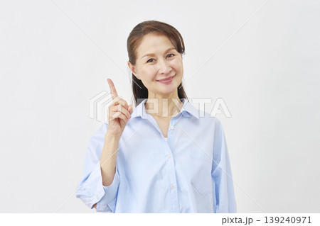 白背景で左側を指差す女性 白背景で左側を指差す女性 139240971