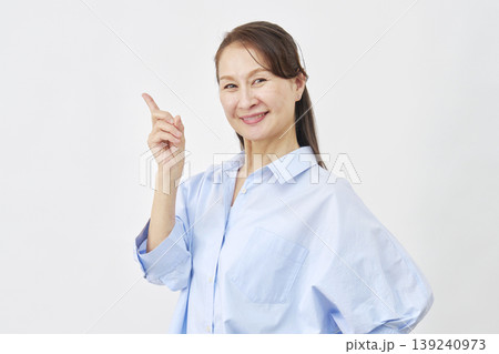 白背景で左側を指差す女性 白背景で左側を指差す女性 139240973