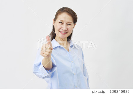 白背景でグッドサインをする女性 139240983