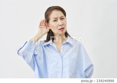 白背景で耳に手を当てる高齢女性 白背景で耳に手を当てる高齢女性 139240998