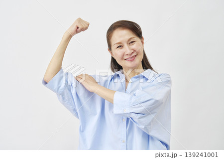 白背景で力こぶのポーズをする高齢女性 白背景で力こぶのポーズをする高齢女性 139241001