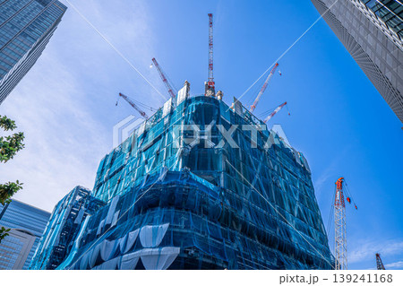 トーチタワー(Torch Tower)の建設現場、青空にそびえる鉄骨とタワークレーン【東京都千代田区 トーチタワー(Torch Tower)の建設現場、青空にそびえる鉄骨とタワークレーン【東京都千代田区 139241168