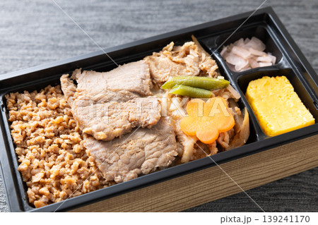 おいしい駅弁のステーキと牛焼肉重弁当 139241170