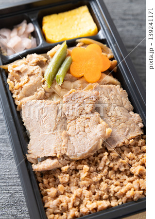 おいしい駅弁のステーキと牛焼肉重弁当 139241171