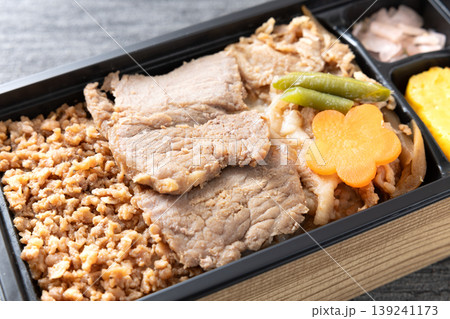 おいしい駅弁のステーキと牛焼肉重弁当 139241173