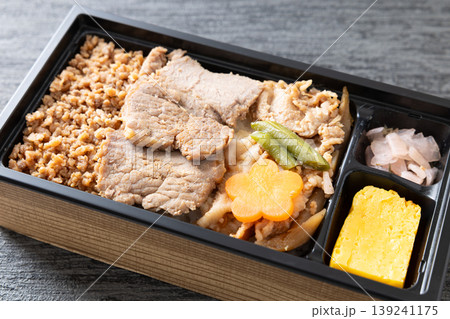 おいしい駅弁のステーキと牛焼肉重弁当 おいしい駅弁のステーキと牛焼肉重弁当 139241175