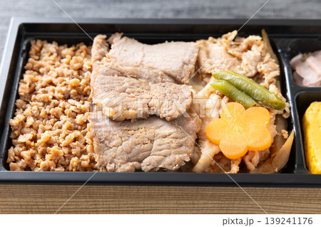 おいしい駅弁のステーキと牛焼肉重弁当 139241176