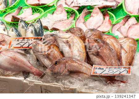 鮮魚店に並ぶ天然真鯛やサバなどの新鮮な魚介類（岡山県産） 139241347