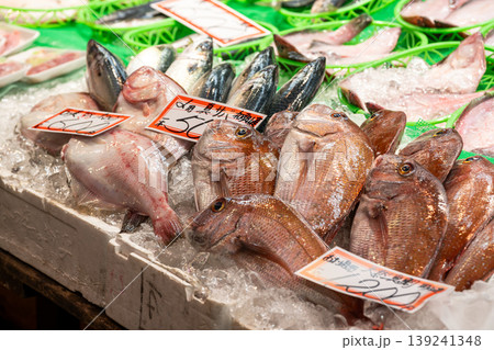 鮮魚店に並ぶ天然真鯛やサバなどの新鮮な魚介類（岡山県産） 139241348