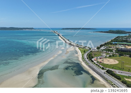 沖縄県海中道路を俯瞰したエメラルドグリーンの海と橋のドローン空撮映像（4月） 139241695