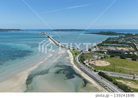 沖縄県海中道路を俯瞰したエメラルドグリーンの海と橋のドローン空撮映像(4月) 沖縄県海中道路を俯瞰したエメラルドグリーンの海と橋のドローン空撮映像(4月) 139241696
