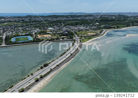 沖縄県海中道路を俯瞰したエメラルドグリーンの海と橋のドローン空撮映像（4月） 139241712