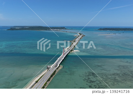 沖縄県海中道路を俯瞰したエメラルドグリーンの海と橋のドローン空撮映像(4月) 沖縄県海中道路を俯瞰したエメラルドグリーンの海と橋のドローン空撮映像(4月) 139241716