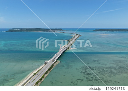 沖縄県海中道路を俯瞰したエメラルドグリーンの海と橋のドローン空撮映像（4月） 139241718