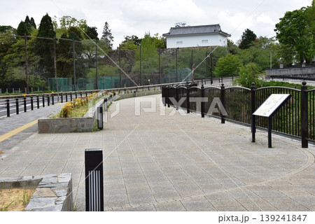 三重県 亀山城跡の池の側(外堀)沿い遊歩道と旧亀山城多聞櫓と観光案内板と新緑 三重県 亀山城跡の池の側(外堀)沿い遊歩道と旧亀山城多聞櫓と観光案内板と新緑 139241847