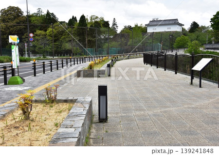 三重県 亀山城跡の池の側(外堀)沿い遊歩道と旧亀山城多聞櫓と池の側バス停と新緑 三重県 亀山城跡の池の側(外堀)沿い遊歩道と旧亀山城多聞櫓と池の側バス停と新緑 139241848