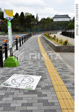 三重県　亀山城跡の池の側（外堀）沿い遊歩道と旧亀山城多聞櫓と池の側バス停と新緑 139241850
