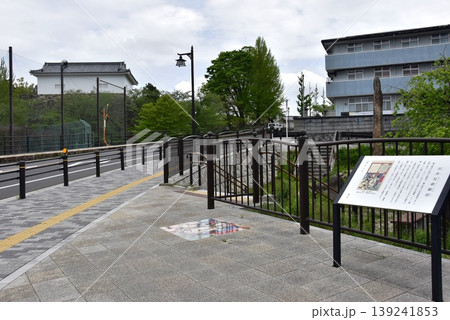 三重県 亀山城跡の池の側(外堀)沿い遊歩道と旧亀山城多聞櫓と観光案内板と新緑 三重県 亀山城跡の池の側(外堀)沿い遊歩道と旧亀山城多聞櫓と観光案内板と新緑 139241853