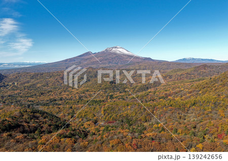 碓氷峠から望む秋の浅間山 ドローン空撮 碓氷峠から望む秋の浅間山 ドローン空撮 139242656