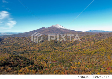 碓氷峠から望む秋の浅間山 ドローン空撮 139242657