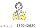 食べ物を喉に詰まらせて苦しむ高齢女性のイラスト 139242680
