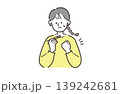 食べ物を喉に詰まらせて苦しむ女性のイラスト 139242681