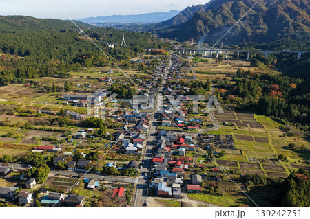 群馬県 坂本宿の町並みと碓氷峠周辺の秋景色 ドローン空撮 群馬県 坂本宿の町並みと碓氷峠周辺の秋景色 ドローン空撮 139242751