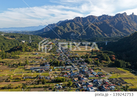 群馬県 坂本宿の町並みと碓氷峠周辺の秋景色 ドローン空撮 群馬県 坂本宿の町並みと碓氷峠周辺の秋景色 ドローン空撮 139242753