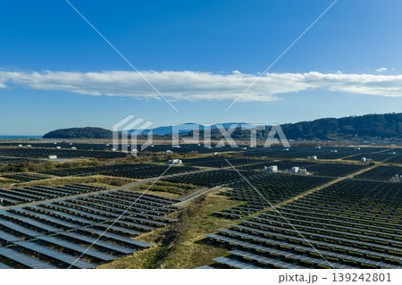 岡山県牛窓町 瀬戸内海沿いのメガソーラー発電所 ドローン空撮 139242801