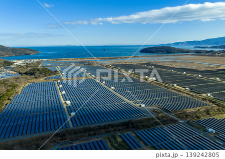 岡山県牛窓町 瀬戸内海沿いのメガソーラー発電所 ドローン空撮 139242805