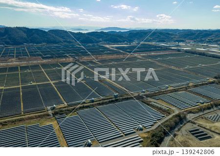 岡山県牛窓町 瀬戸内海沿いのメガソーラー発電所 ドローン空撮 139242806