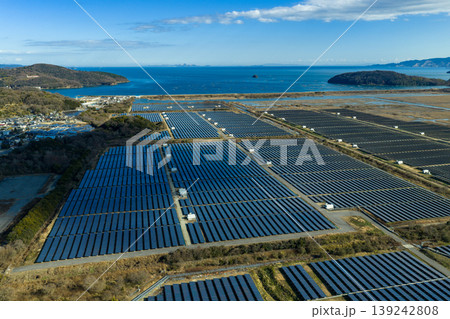 岡山県牛窓町 瀬戸内海沿いのメガソーラー発電所 ドローン空撮 岡山県牛窓町 瀬戸内海沿いのメガソーラー発電所 ドローン空撮 139242808