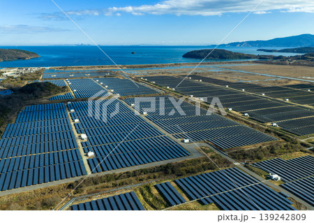 岡山県牛窓町 瀬戸内海沿いのメガソーラー発電所 ドローン空撮 岡山県牛窓町 瀬戸内海沿いのメガソーラー発電所 ドローン空撮 139242809