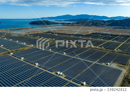 岡山県牛窓町 瀬戸内海沿いのメガソーラー発電所 ドローン空撮 岡山県牛窓町 瀬戸内海沿いのメガソーラー発電所 ドローン空撮 139242812
