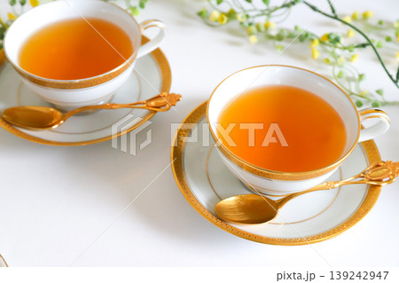 ペアで並んだ紅茶のティーセット ペアで並んだ紅茶のティーセット 139242947