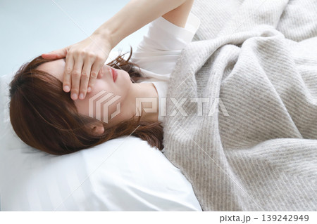 体調不良で寝込む女性 139242949