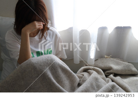 落ち込む女性 うつ病イメージ 落ち込む女性 うつ病イメージ 139242953