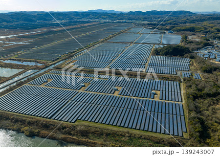 岡山県牛窓町 瀬戸内海沿いのメガソーラー発電所 ドローン空撮 139243007