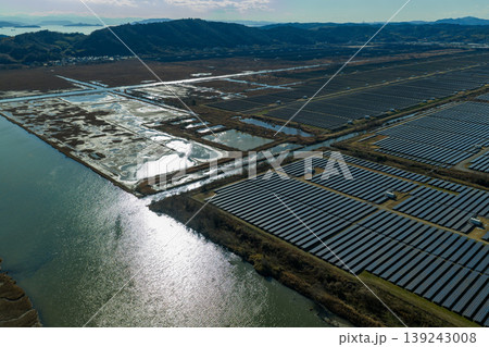 岡山県牛窓町 瀬戸内海沿いのメガソーラー発電所 ドローン空撮 139243008