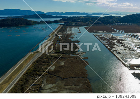 岡山県牛窓町 瀬戸内海沿いのメガソーラー発電所 ドローン空撮 岡山県牛窓町 瀬戸内海沿いのメガソーラー発電所 ドローン空撮 139243009
