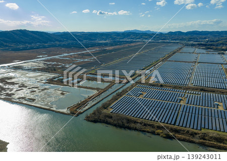岡山県牛窓町 瀬戸内海沿いのメガソーラー発電所 ドローン空撮 139243011